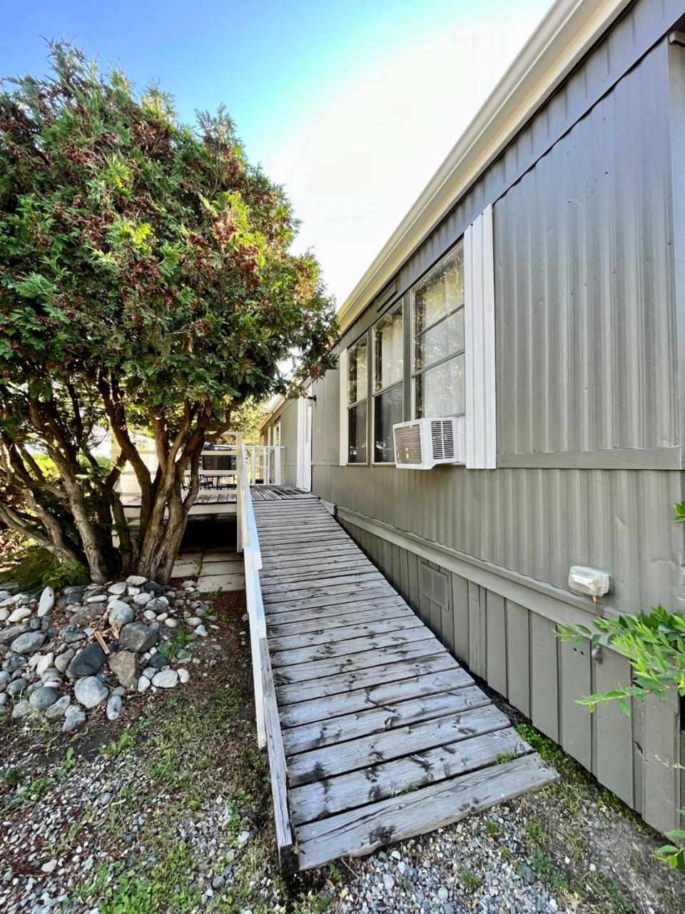 Roberts Roost Resort Quesnel Exterior photo